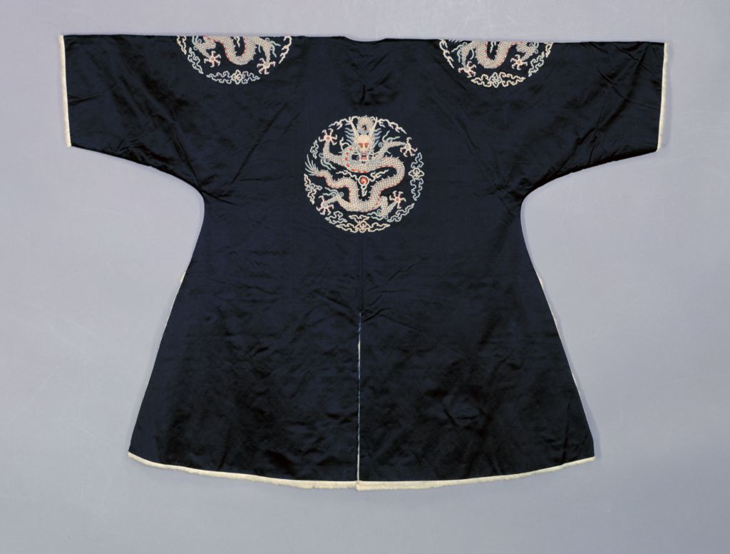 图片[2]-Stone blue satin embroidered with four groups of rice beads, cloud dragon, silver rat skin-China Archive